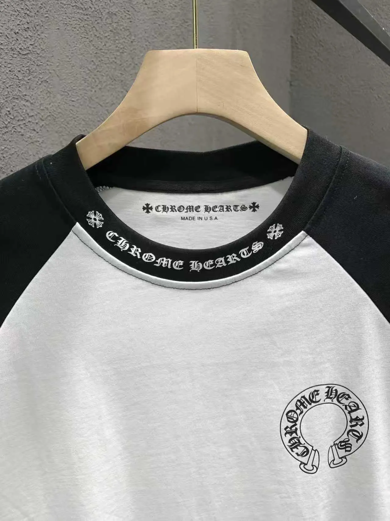 P170 Chrome Hearts 🍁Long T series🍁 Will be available at counters simultaneously in 2022❤ The fabrics have been fully upgraded! ! Crowe black and white letters large horseshoe color matching long-sleeved T. Imported environmentally friendly glue printing and dyeing replica version 1:1 high weight original fabric Color: black and white combination Size: S Length 70 Chest 105 Shoulder width 45 Sleeve length 56 M Length 72 Chest 110 Shoulder width 47 Sleeve length 58 L Length 74 Chest 115 Shoulder width 49 Sleeve length 60 XL Length 76 Bust 120, shoulder width 51, sleeve length 62
